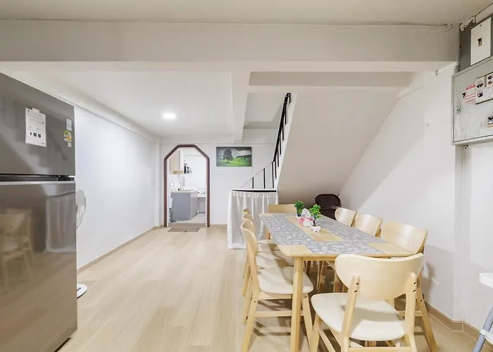 Cozy 5-story House, 2 Mins Walk Bts, Bkk Vakantiehuis
