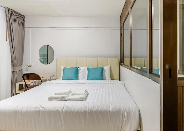 Vakantiehuis Cozy 5-story House, 2 Mins Walk Bts, Bkk