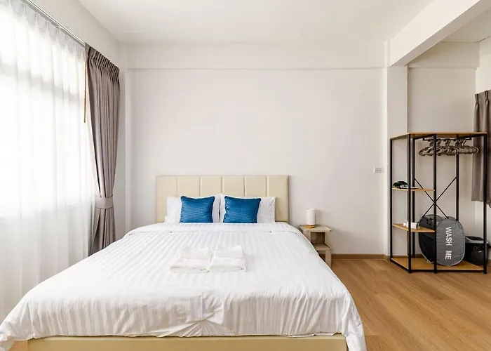 Vakantiehuis Cozy 5-story House, 2 Mins Walk Bts, Bkk