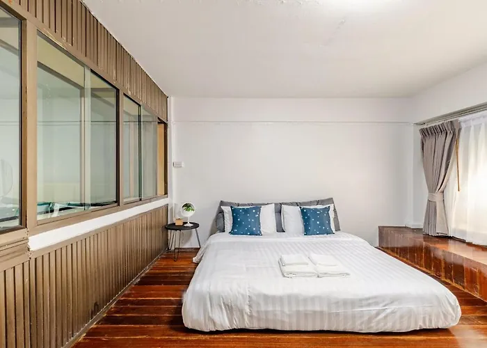 Vakantiehuis Cozy 5-story House, 2 Mins Walk Bts, Bkk