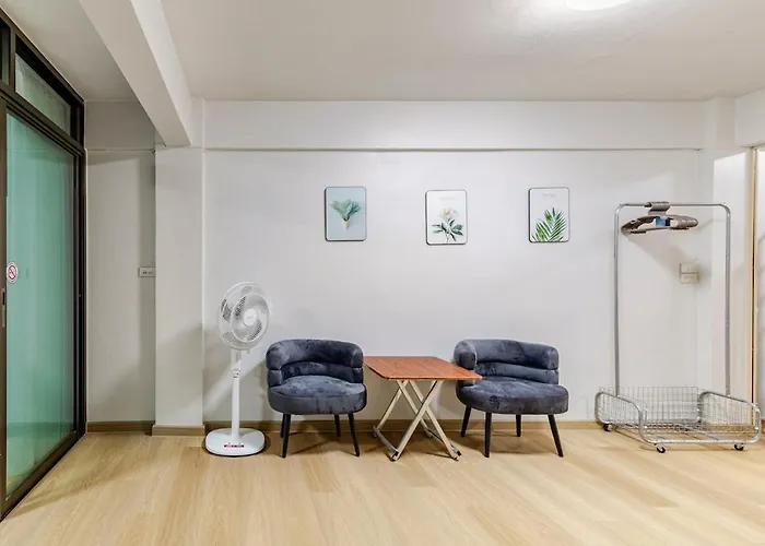 Vakantiehuis Cozy 5-story House, 2 Mins Walk Bts, Bkk *