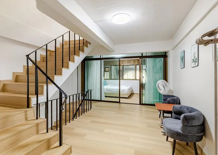Vakantiehuis Cozy 5-story House, 2 Mins Walk Bts, Bkk *