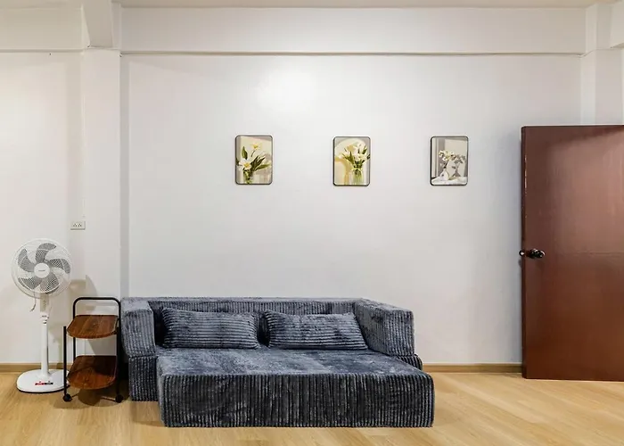 Vakantiehuis Cozy 5-story House, 2 Mins Walk Bts, Bkk *