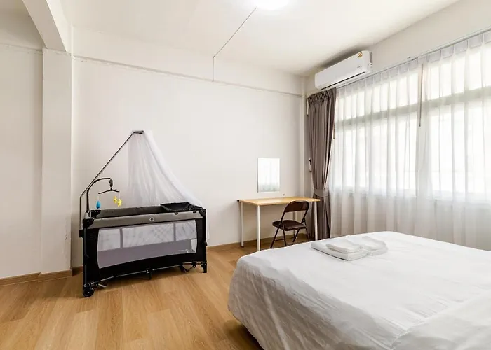 Vakantiehuis Cozy 5-story House, 2 Mins Walk Bts, Bkk