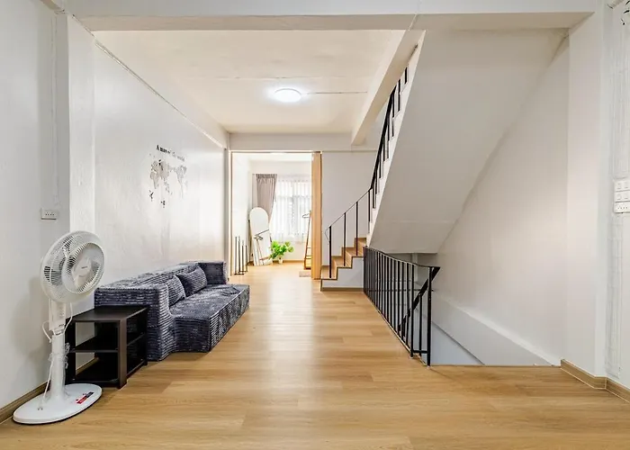 Cozy 5-story House, 2 Mins Walk Bts, Bkk Vakantiehuis Bangkok