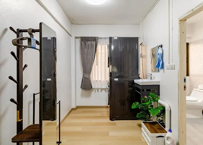 Cozy 5-story House, 2 Mins Walk Bts, Bkk Vakantiehuis *