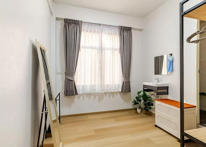 Vakantiehuis Cozy 5-story House, 2 Mins Walk Bts, Bkk
