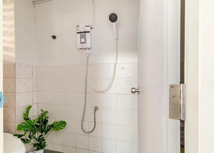 Vakantiehuis Cozy 5-story House, 2 Mins Walk Bts, Bkk