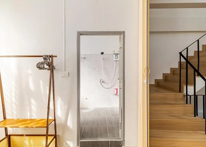 Vakantiehuis Cozy 5-story House, 2 Mins Walk Bts, Bkk Bangkok