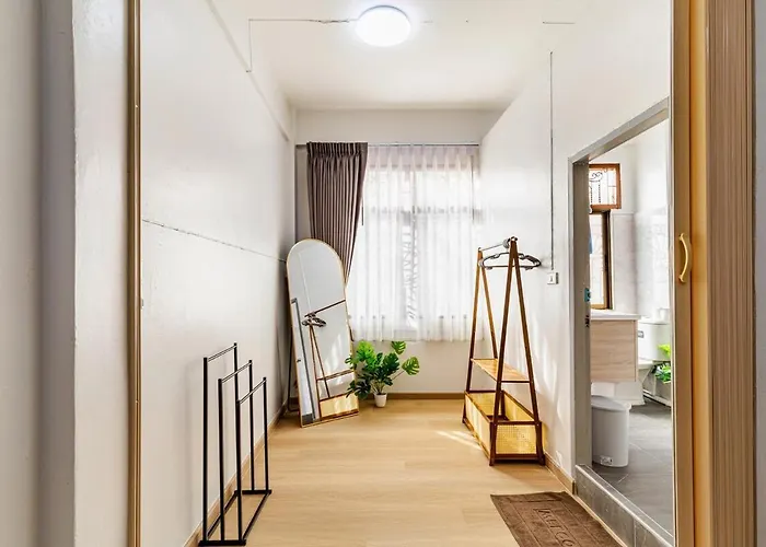 Vakantiehuis Cozy 5-story House, 2 Mins Walk Bts, Bkk