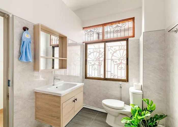 Cozy 5-story House, 2 Mins Walk Bts, Bkk Vakantiehuis Bangkok