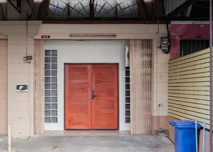 Vakantiehuis Cozy 5-story House, 2 Mins Walk Bts, Bkk Bangkok